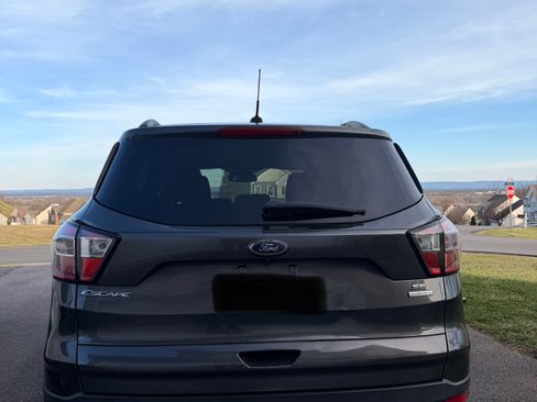 Used 2018 Ford Escape SE w/ Ford Safe & Smart Package image 2