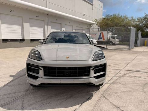 Used 2024 Porsche Cayenne S image 8