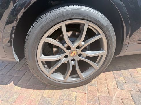 Used 2023 Porsche Cayenne Platinum Edition image 16