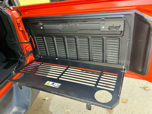 Used 2018 Jeep Wrangler Unlimited Sport image 32