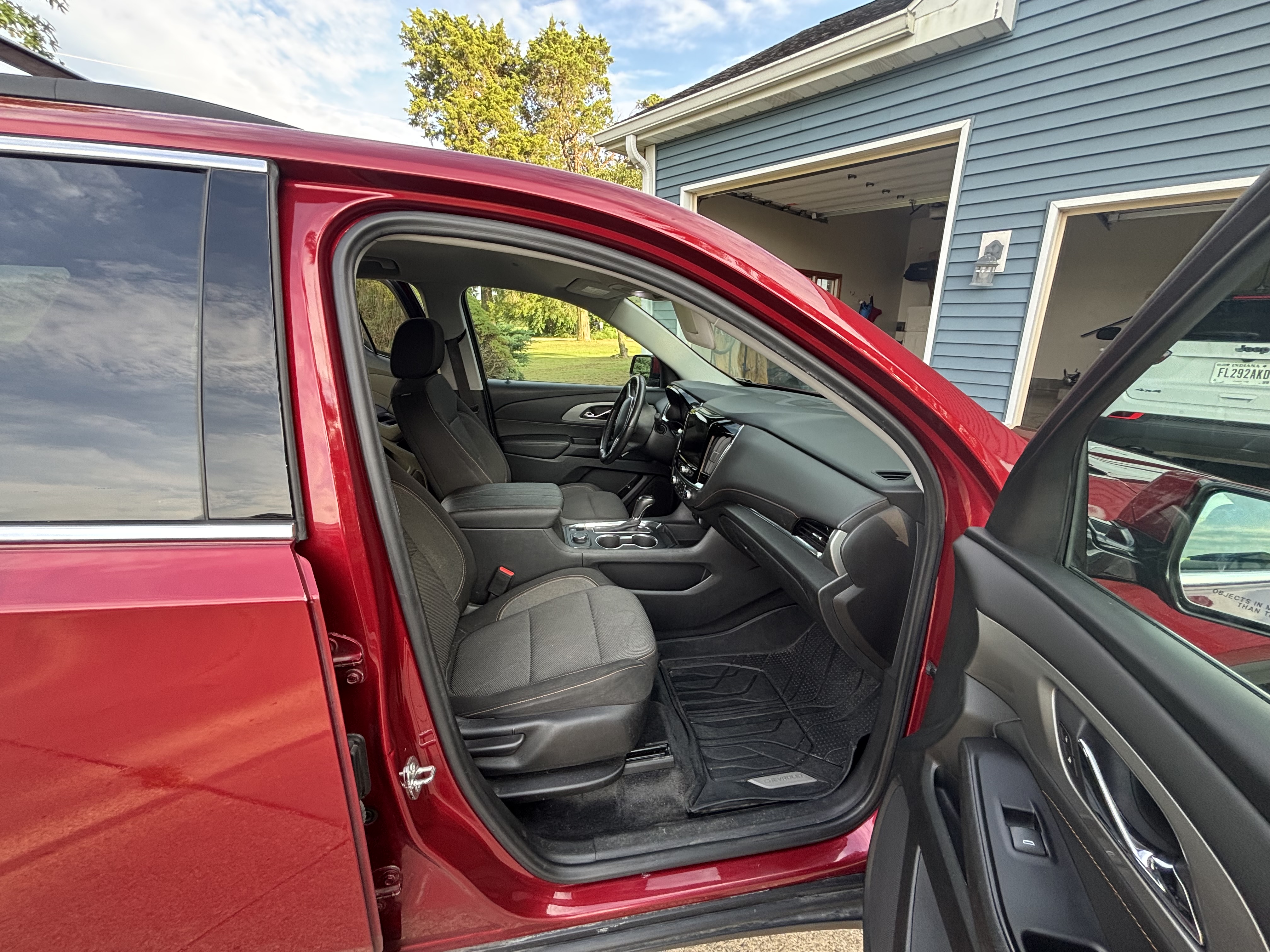 Used 2020 Chevrolet Traverse LT FWD image 20
