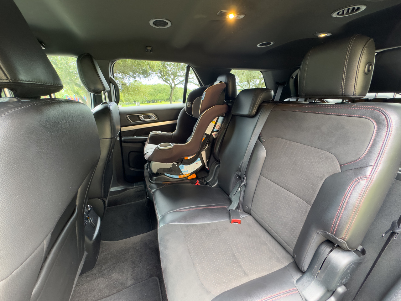 Used 2018 Ford Explorer XLT w/ Equipment Group 202A FWD image 14