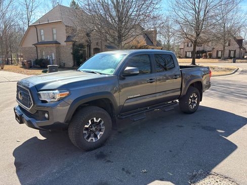 Used 2019 Toyota Tacoma TRD Off-Road image 2