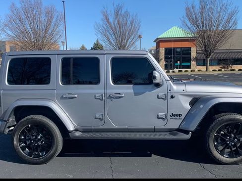 Used 2020 Jeep Wrangler Unlimited Sahara image 4