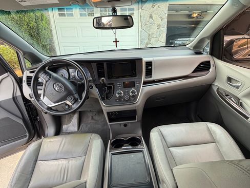 Used 2015 Toyota Sienna XLE w/ XLE Navigation Package FWD image 6