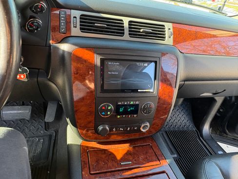 Used 2014 Chevrolet Suburban LTZ image 9