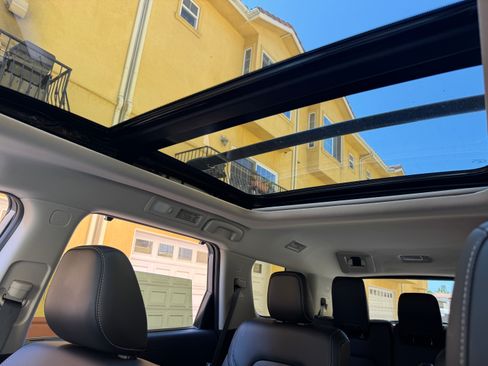 Used 2024 Nissan Pathfinder SL w/ SL Premium Package image 2