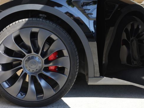 Used 2022 Tesla Model Y Performance image 9