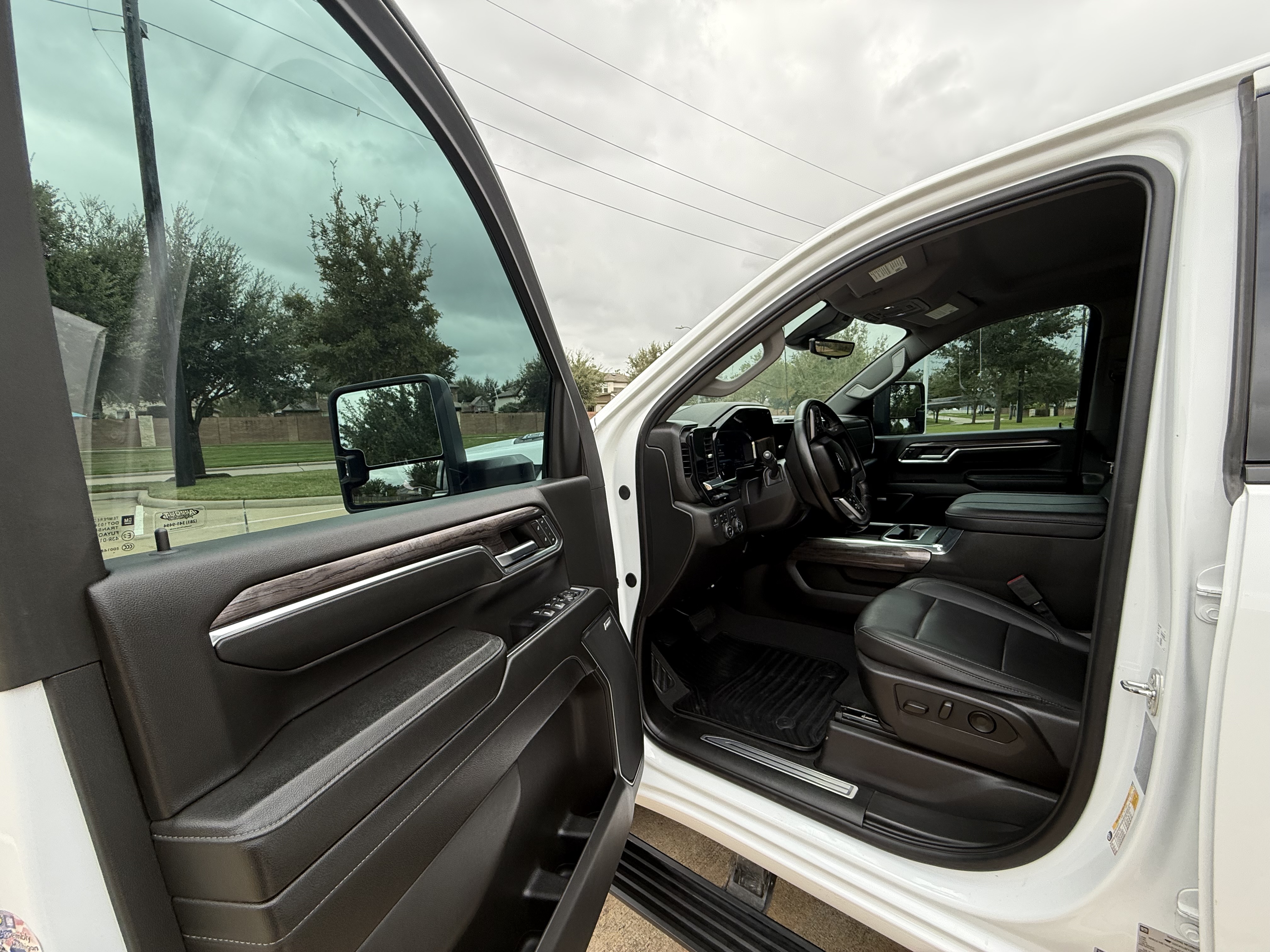 Used 2024 Chevrolet Silverado 3500 LTZ w/ LTZ Plus Package AWD/4WD image 9