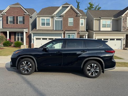 Used 2021 Toyota Highlander XLE AWD/4WD image 2