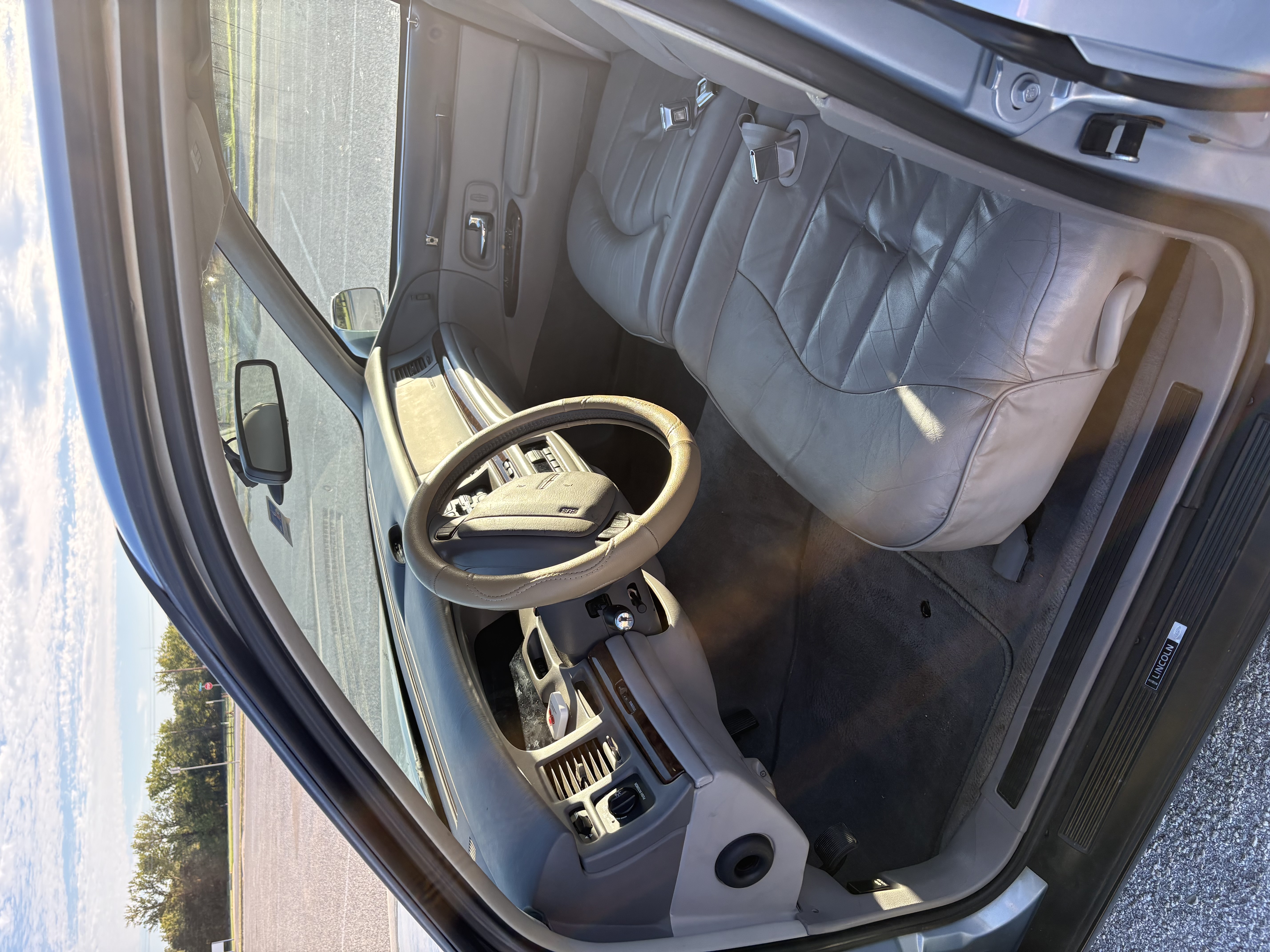 Used 1997 Lincoln Town Car Executive RWD image 8