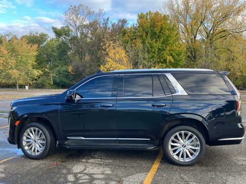 Used 2022 Cadillac Escalade Luxury w/ LPO, Floor Liner Package image 11