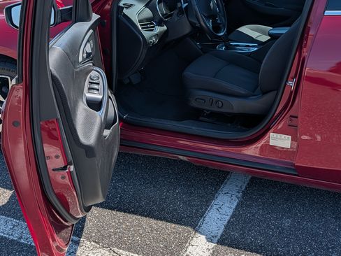 Used 2017 Chevrolet Malibu LT image 13