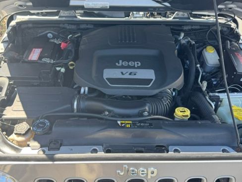 Used 2018 Jeep Wrangler Unlimited Sahara w/ Connectivity Group AWD/4WD image 12