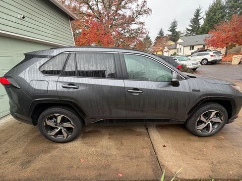 Used 2024 Toyota RAV4 SE image 2