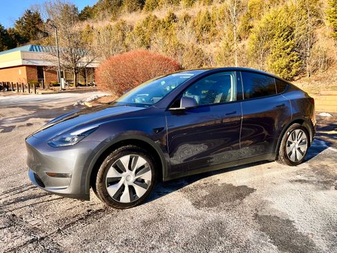 Used 2023 Tesla Model Y Long Range image 5