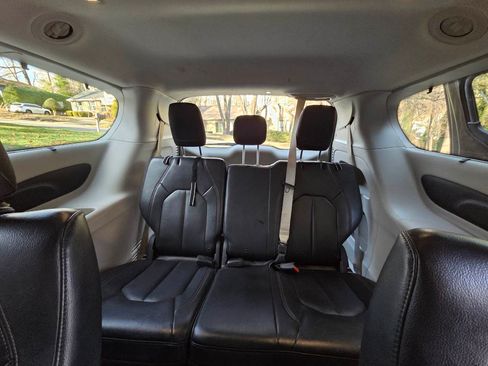 Used 2017 Chrysler Pacifica Touring-L image 12