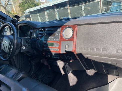 Used 2010 Ford F250 Lariat image 9