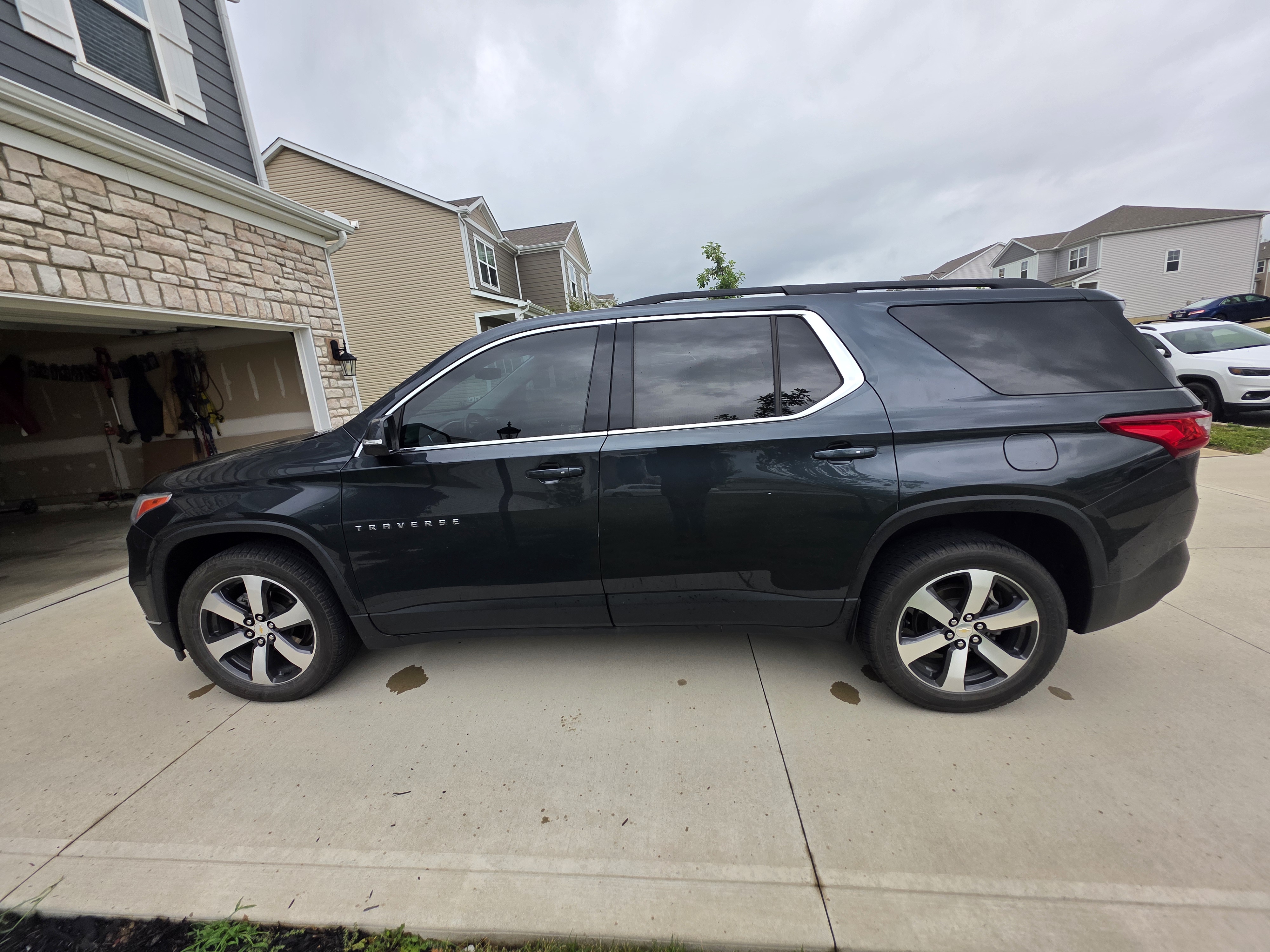 Used 2021 Chevrolet Traverse LT w/ LT Premium Package FWD image 2