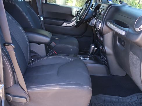 Used 2017 Jeep Wrangler Unlimited Rubicon w/ Connectivity Group image 18