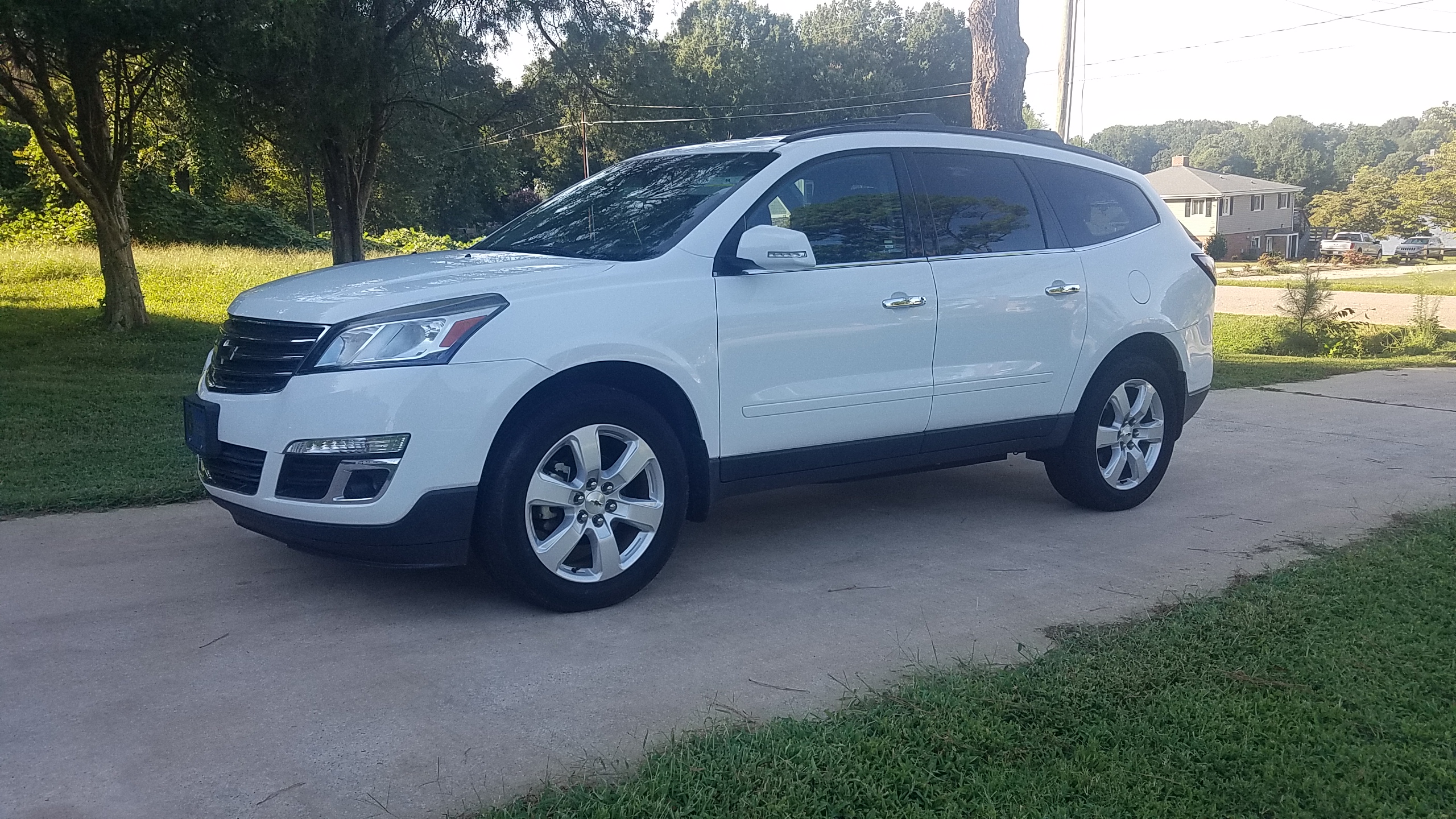 Used 2017 Chevrolet Traverse LT w/ Style and Technology Package FWD image 2