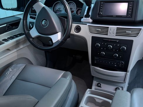 Used 2010 Volkswagen Routan SE FWD image 9