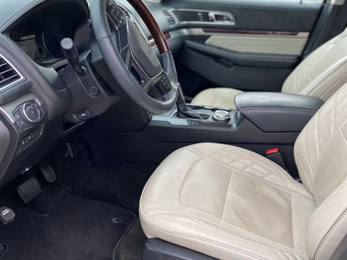 Used 2018 Ford Explorer Platinum AWD/4WD image 5
