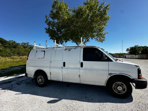 Used 2011 Chevrolet Express 2500 image 6