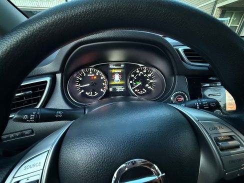 Used 2015 Nissan Rogue SV FWD image 4