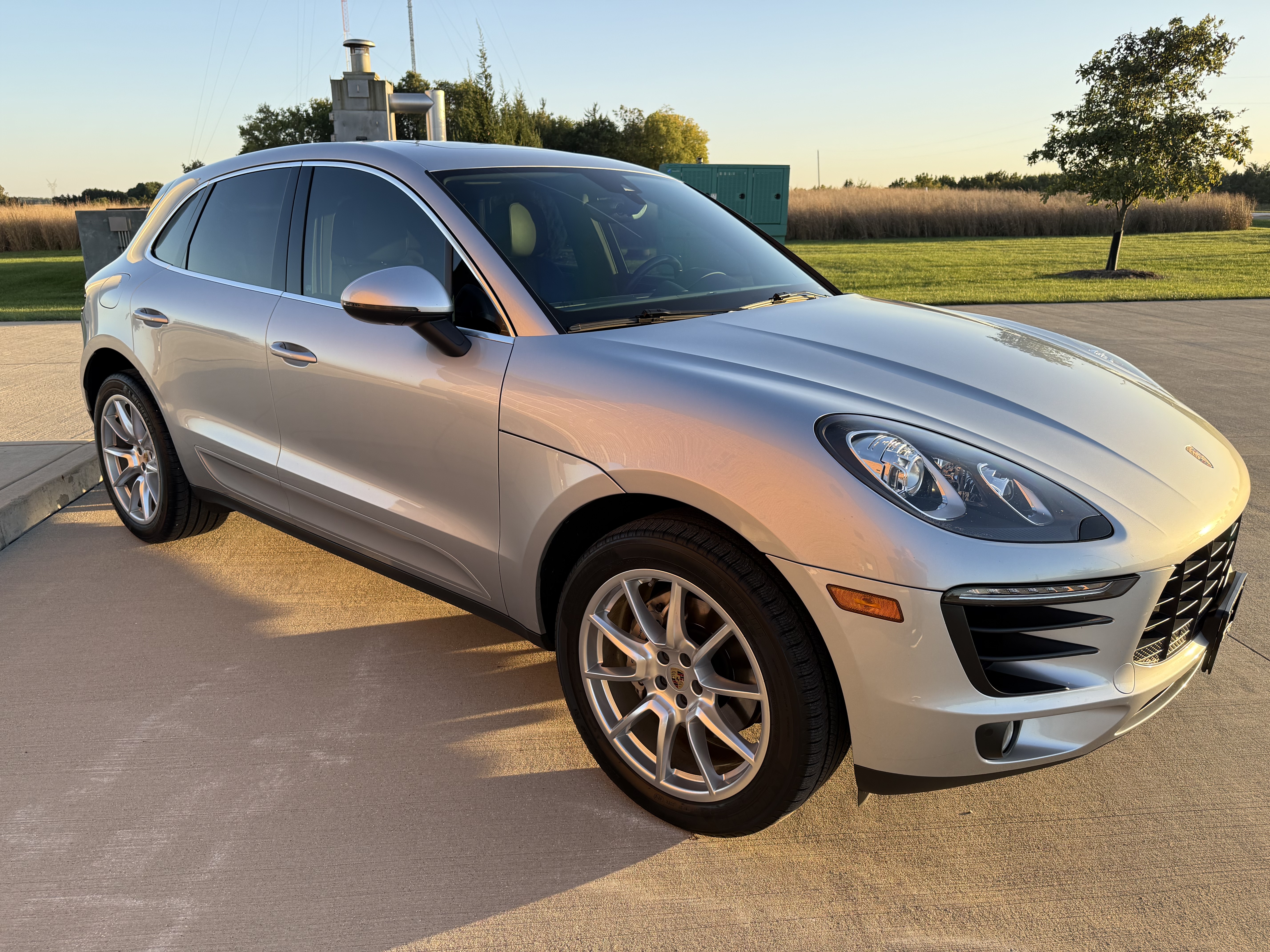 Used 2017 Porsche Macan S AWD/4WD image 2