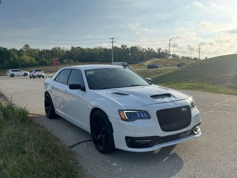 Used 2014 Chrysler 300 RWD image 2