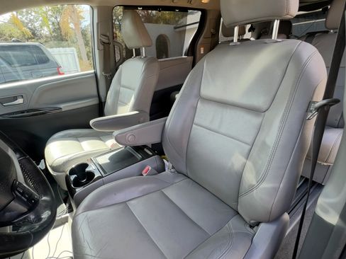 Used 2018 Toyota Sienna XLE w/ XLE Navigation Package image 11