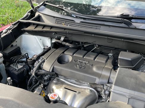 Used 2019 Toyota Highlander LE FWD image 12