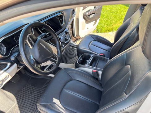 Used 2017 Chrysler Pacifica Touring-L w/ Tire & Wheel Group FWD image 10