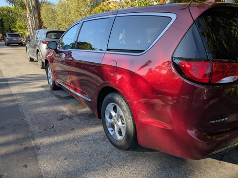 Used 2018 Chrysler Pacifica Touring-L image 5