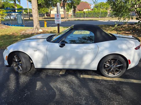 Used 2016 MAZDA MX-5 Miata Club image 1