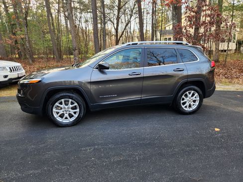 Used 2017 Jeep Cherokee Latitude w/ Cold Weather Group image 10