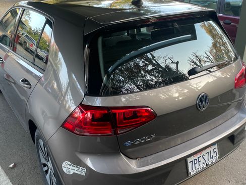 Used 2016 Volkswagen e-Golf SE image 2