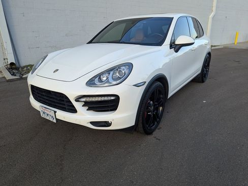 Used 2011 Porsche Cayenne Turbo image 2