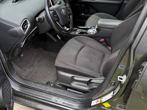 Used 2022 Toyota Prius Prime LE FWD image 2