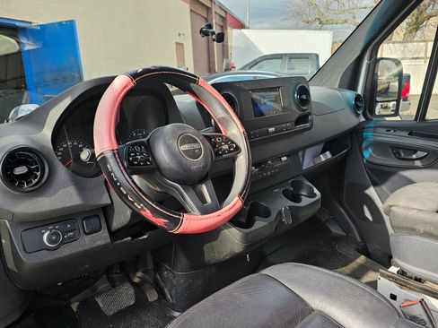 Used 2019 Freightliner Sprinter 3500 image 15