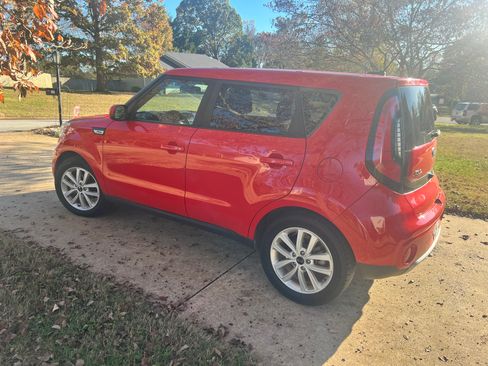 Used 2018 Kia Soul + image 4