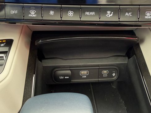 Used 2024 Kia Telluride SX Prestige w/ Towing Package image 16