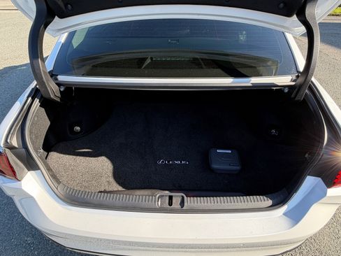 Used 2023 Lexus ES 300h w/ Premium Package image 11