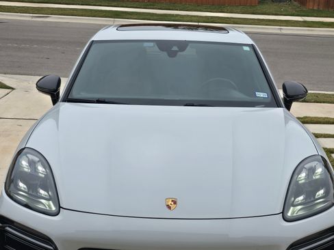 Used 2023 Porsche Cayenne Platinum Edition image 4