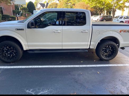 Used 2017 Ford F150 XLT w/ Equipment Group 302A Luxury image 4