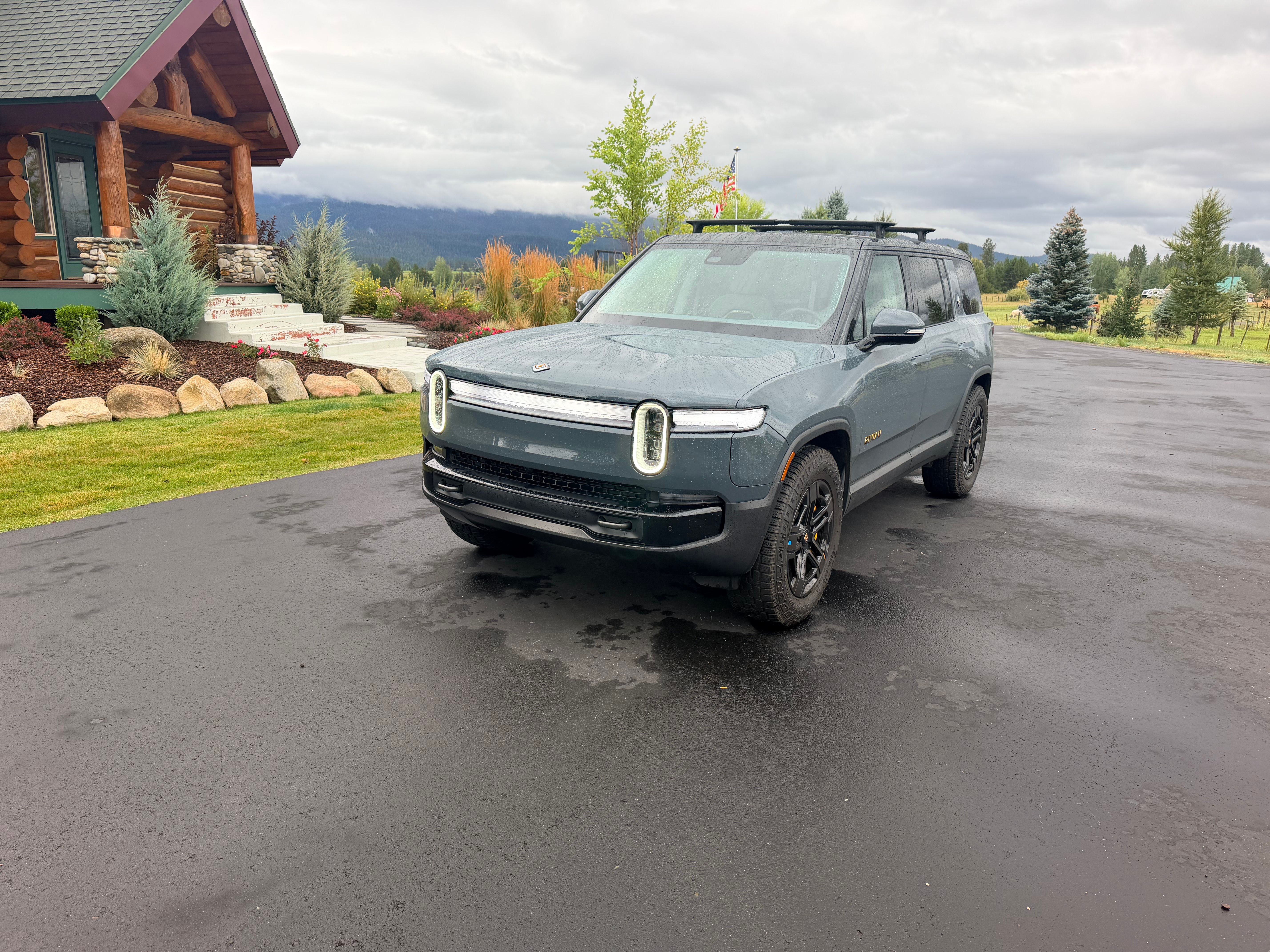Used 2026 Rivian R1S Premium Tri AWD/4WD image 2
