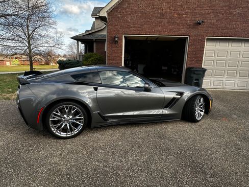 Used 2015 Chevrolet Corvette Z06 w/ 3LZ Preferred Equipment Group image 2