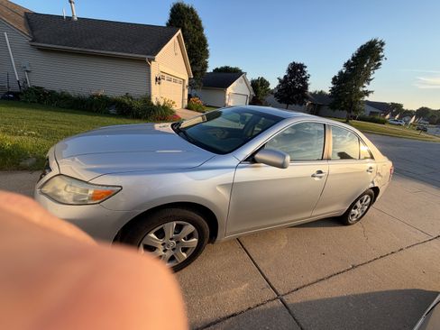 Used 2010 Toyota Camry LE FWD image 2