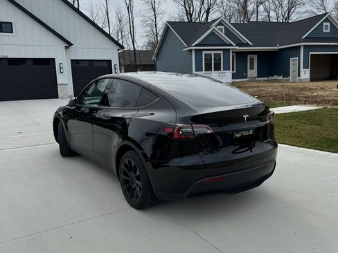 Used 2023 Tesla Model Y Long Range AWD/4WD image 2